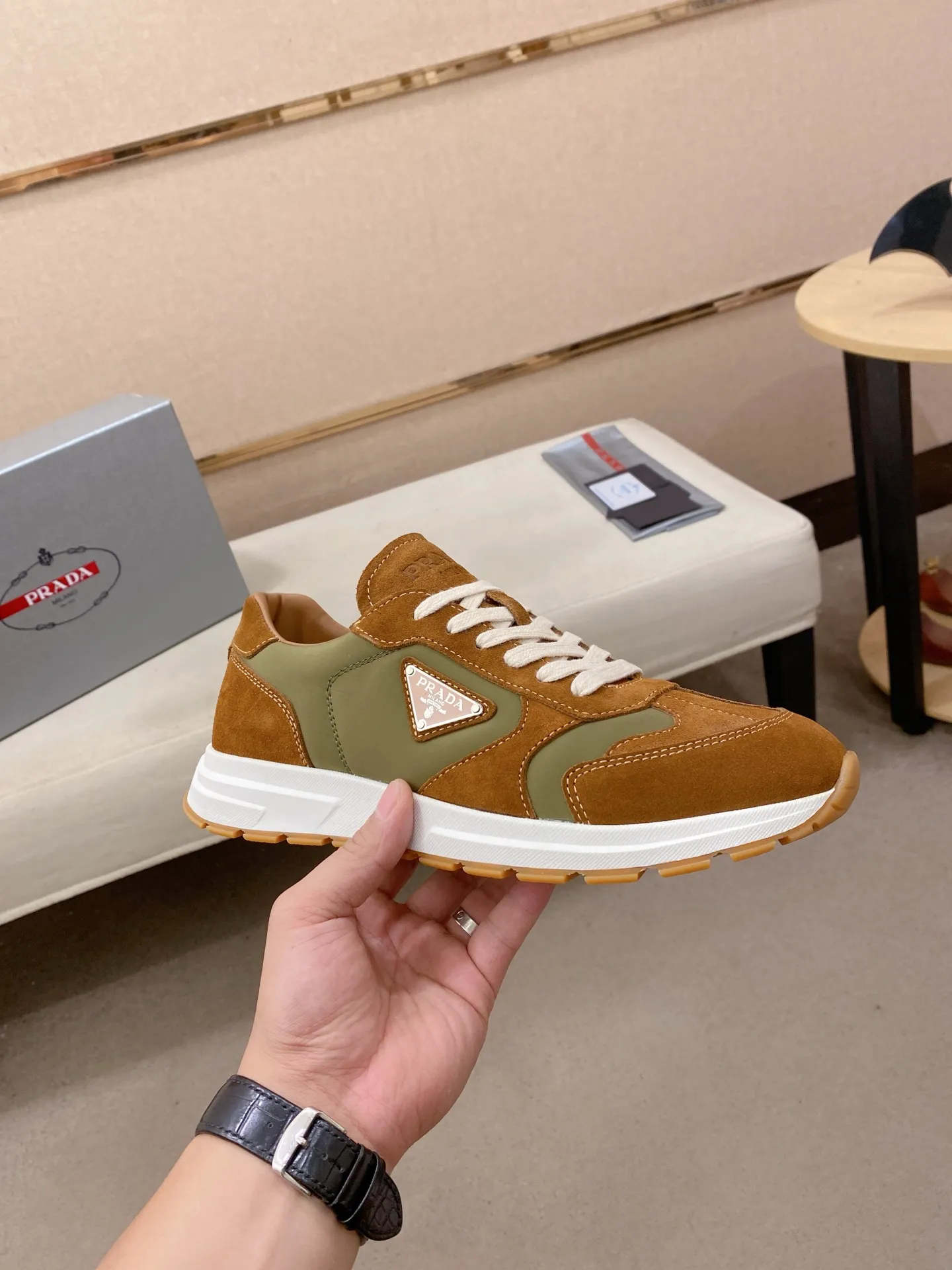 Men's Men's Shoes 💰 620💰 ✔️✔️✔️High version High-quality new PRADA (Prada) counters are launched simultaneously. The new men's shoes and 😘fabrics are selected from first-layer cowhide fabrics. Lining: Imported cowhide leather lining. 👍🏿High-end☄️Open-molded non-slip rubber outsole, exquisite lines, simple and elegant, comfortable and high-end for leisure travel. Code number: 38 to 45